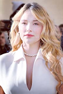 How tall is Haley Bennett?